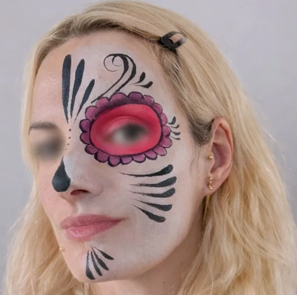 Maquillage artistique féminin inspiré du Jour des Morts mexicain